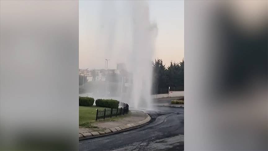 Yol bakım ekibi boruyu patladı! Su metrelerce yükseğe fışkırdı 9